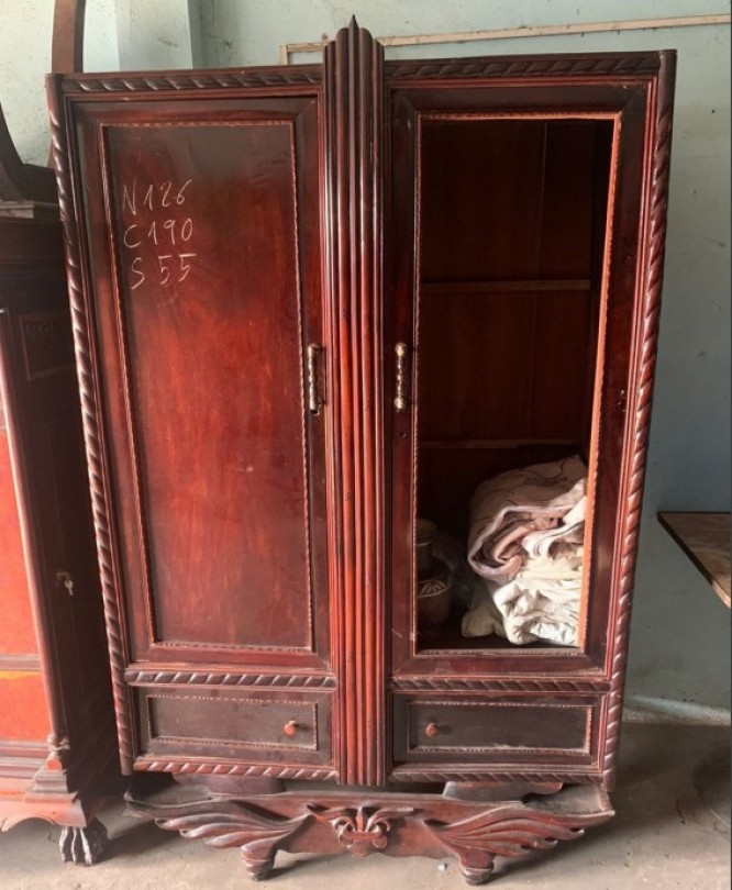 Tủ gỗ xưa cũ