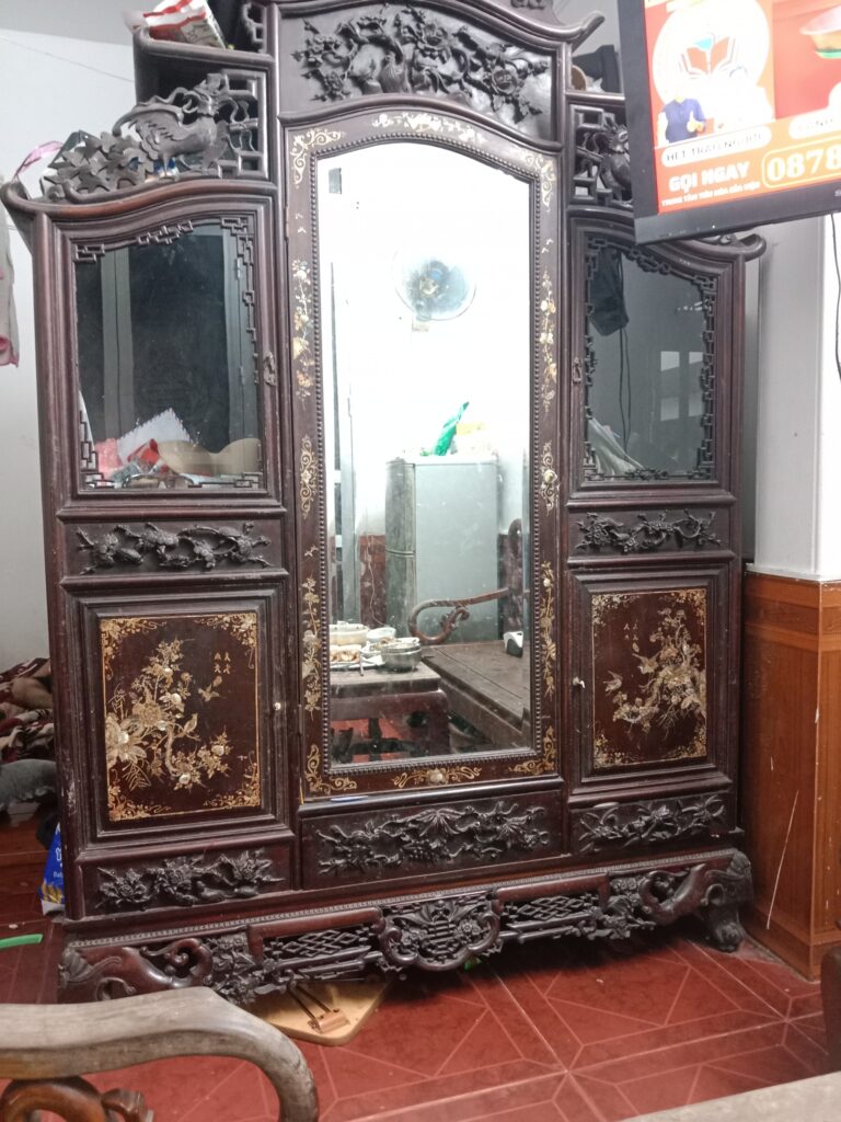 Tủ gỗ xưa cũ
