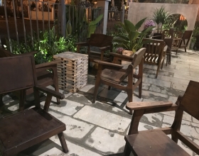 Có nên mua bàn ghế gỗ cũ cho quán cafe phong cách Retro?